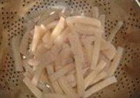 腊肉炒泡菜蘑芋的做法 步骤4