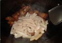 腊肉炒泡菜蘑芋的做法 步骤14