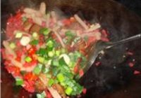 腊肉炒泡菜蘑芋的做法 步骤18