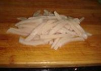 腊肉炒泡菜蘑芋的做法 步骤2