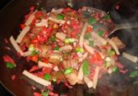 腊肉炒泡菜蘑芋的做法 步骤19