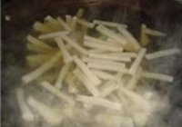 腊肉炒泡菜蘑芋的做法 步骤3