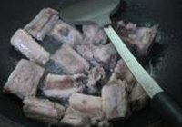 南昌咸鱼烧排骨的做法 步骤5