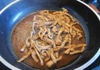 柱候酱炒鸡丝蒜苔的做法 步骤6