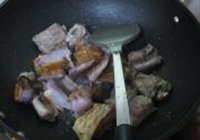 南昌咸鱼烧排骨的做法 步骤6