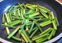 柱候酱炒鸡丝蒜苔的做法 步骤3