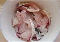 糖醋乌龙鱼片的做法 步骤3