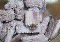 南昌咸鱼烧排骨的做法 步骤3