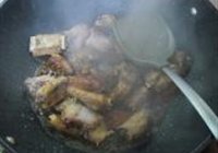 南昌咸鱼烧排骨的做法 步骤7