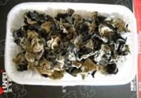 三椒黑木耳的做法 步骤1