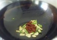 尖椒回锅肉的做法 步骤7