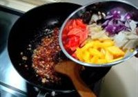鱼香炒薯仔面的做法 步骤12