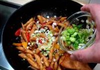 鱼香炒薯仔面的做法 步骤14