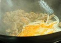 生炒三鲜乌冬的做法 步骤4