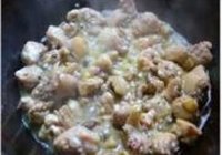 板栗烧鸡的做法 步骤4