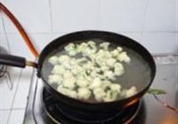 番茄菜花炒虾球的做法 步骤4