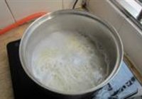 芹菜鸭肝盖汤面的做法 步骤2