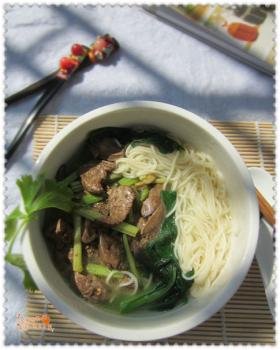 芹菜鸭肝盖汤面