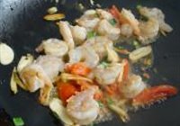 西兰花腰果炒虾仁的做法 步骤4