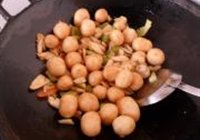 保龄菇炒面筋的做法 步骤8