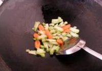 保龄菇炒面筋的做法 步骤5