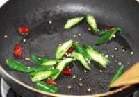 杭椒炒手撕杏鲍菇的做法 步骤4