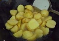 鸡肉小土豆贴饼子的做法 步骤3