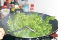 菠菜炒鸡蛋的做法 步骤5