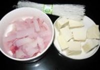 白菜鱿鱼豆腐煲的做法 步骤2