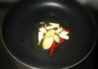 白菜鱿鱼豆腐煲的做法 步骤5