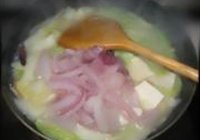 白菜鱿鱼豆腐煲的做法 步骤10