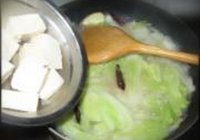 白菜鱿鱼豆腐煲的做法 步骤9