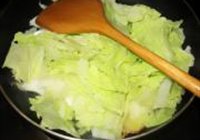 白菜鱿鱼豆腐煲的做法 步骤6