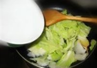 白菜鱿鱼豆腐煲的做法 步骤7
