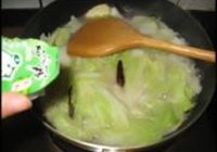 白菜鱿鱼豆腐煲的做法 步骤8