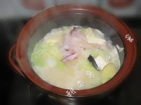 白菜鱿鱼豆腐煲