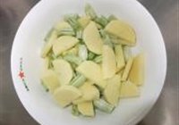 土豆芸豆烧鸡翅的做法 步骤2