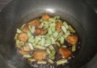 土豆芸豆烧鸡翅的做法 步骤7