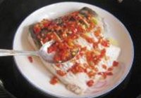 蒜味剁椒蒸青鱼的做法 步骤5
