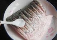蒜味剁椒蒸青鱼的做法 步骤2