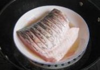 蒜味剁椒蒸青鱼的做法 步骤3