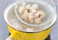 天麻炖鸡的做法 步骤3