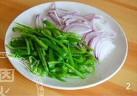 青椒牛肉炒饭的做法 步骤2