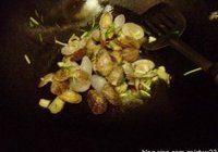 葱姜炒花蛤的做法 步骤2