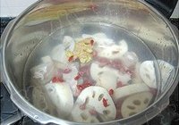 莲藕花生排骨汤的做法 步骤2