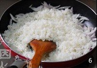 青椒牛肉炒饭的做法 步骤6