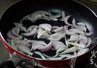 青椒牛肉炒饭的做法 步骤5