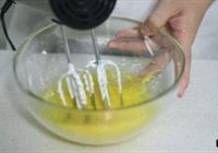 黑樱桃海绵蛋糕卷的做法 步骤6