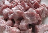黑蒜子牛肉粒的做法 步骤2