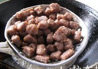 黑蒜子牛肉粒的做法 步骤3